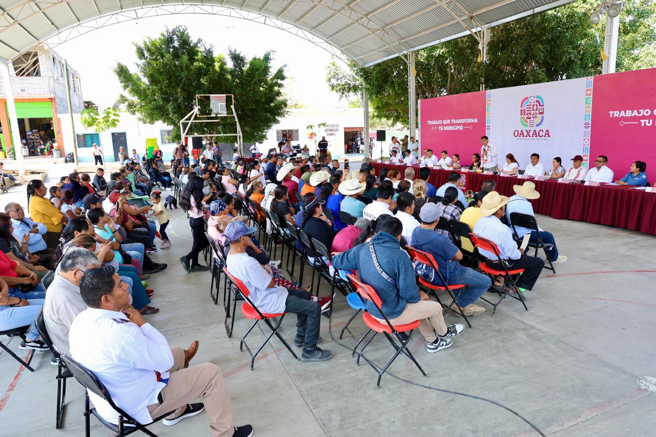 Con apoyos a escuelas, Salomón Jara siembra semilla del progreso en Zapotitlán Lagunas