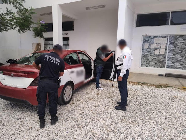 Aseguran Semovi y Policía Vial taxi de Villa de Etla que circulaba fuera de norma