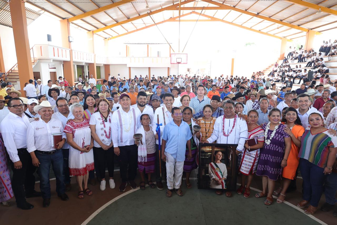 Destina Gobernador de Oaxaca 7 mdp para la pavimentación de San Juan Colorado