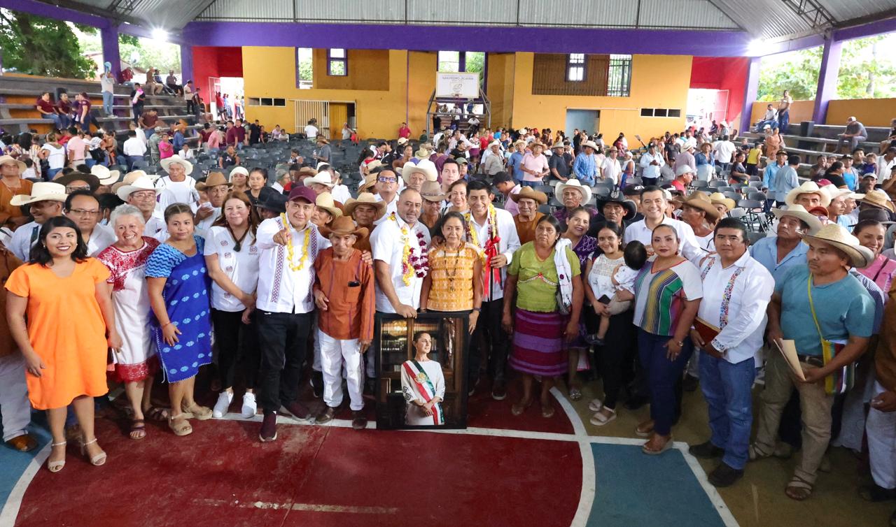 Apoya Gobierno de Oaxaca el equipamiento de 46 escuelas de San Pedro Jicayán