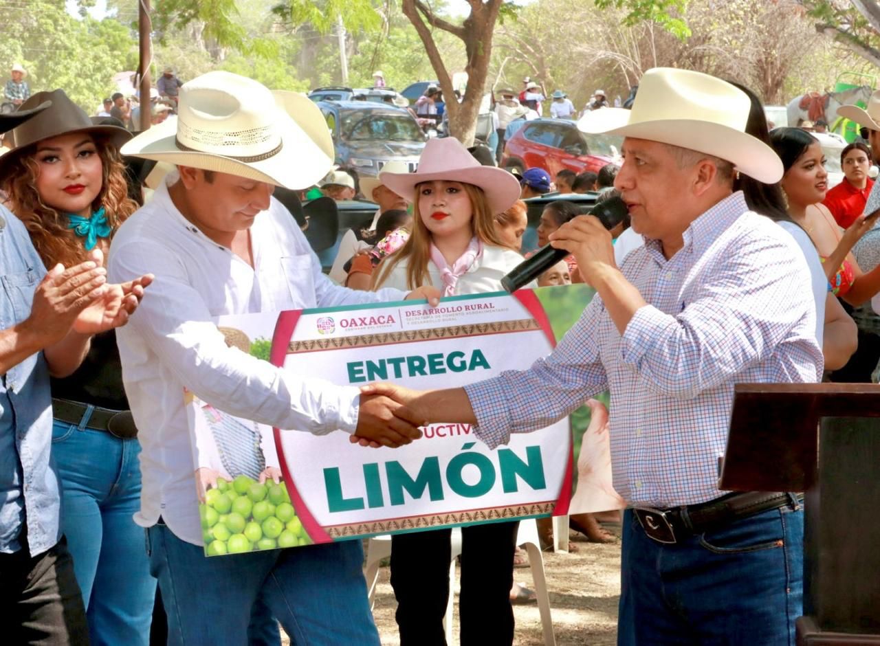 Entrega Gobierno de Oaxaca apoyos por 6 mdp a personas productoras de la Costa
