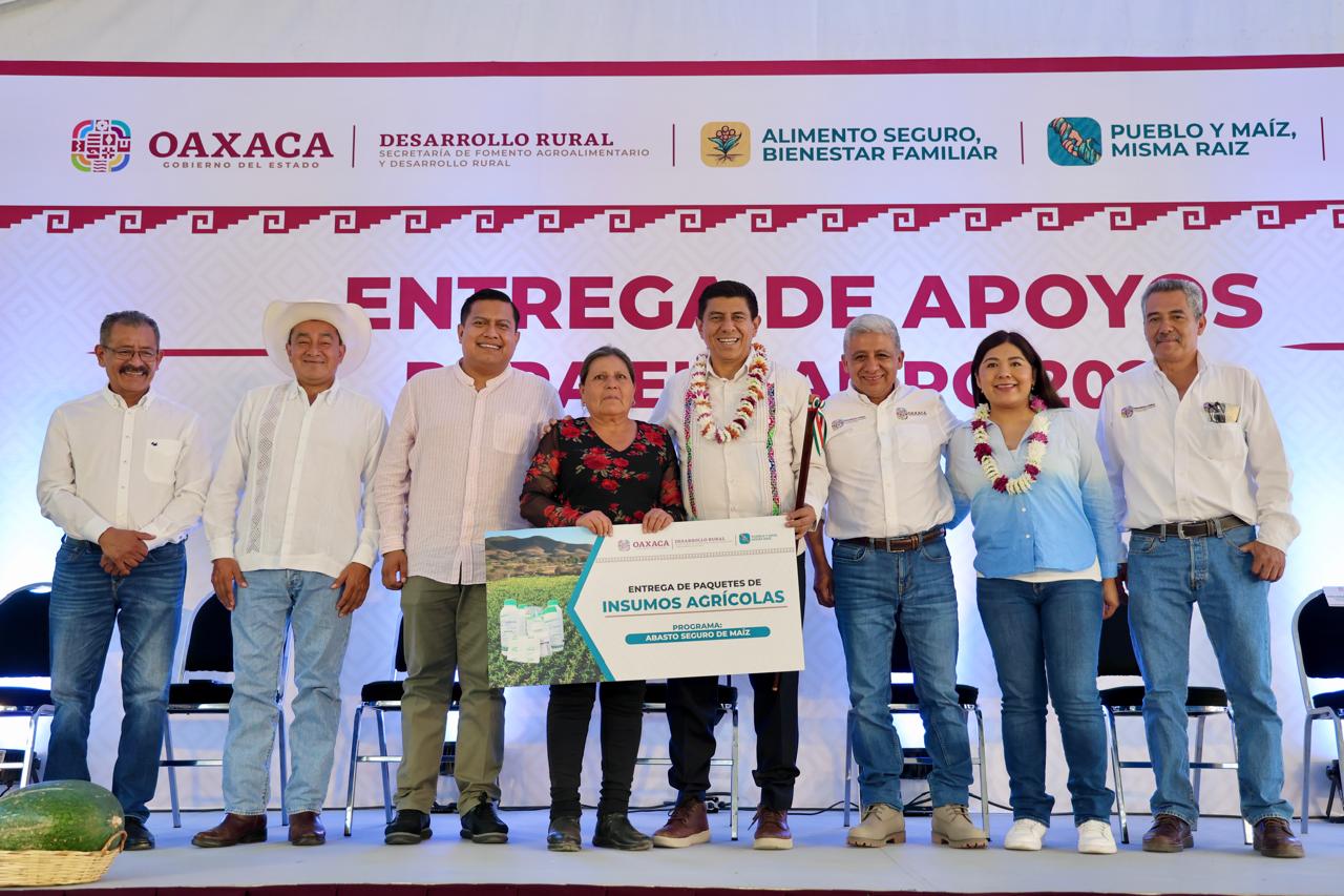 Entrega Salomón Jara apoyos para el campo a 317 personas productoras de la región Mixteca