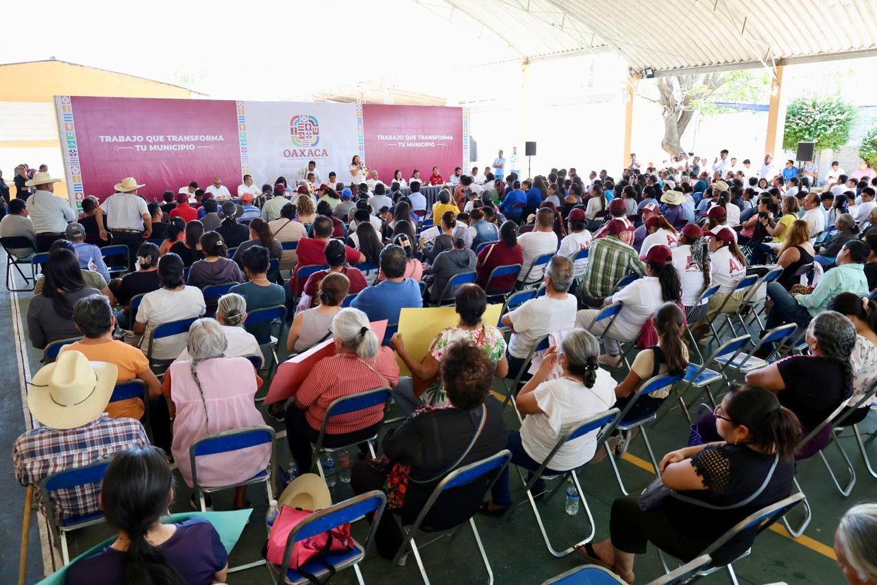 Con la pavimentación de calles y caminos, Gobierno de Oaxaca impulsa el desarrollo de Santo Domingo Tonalá
