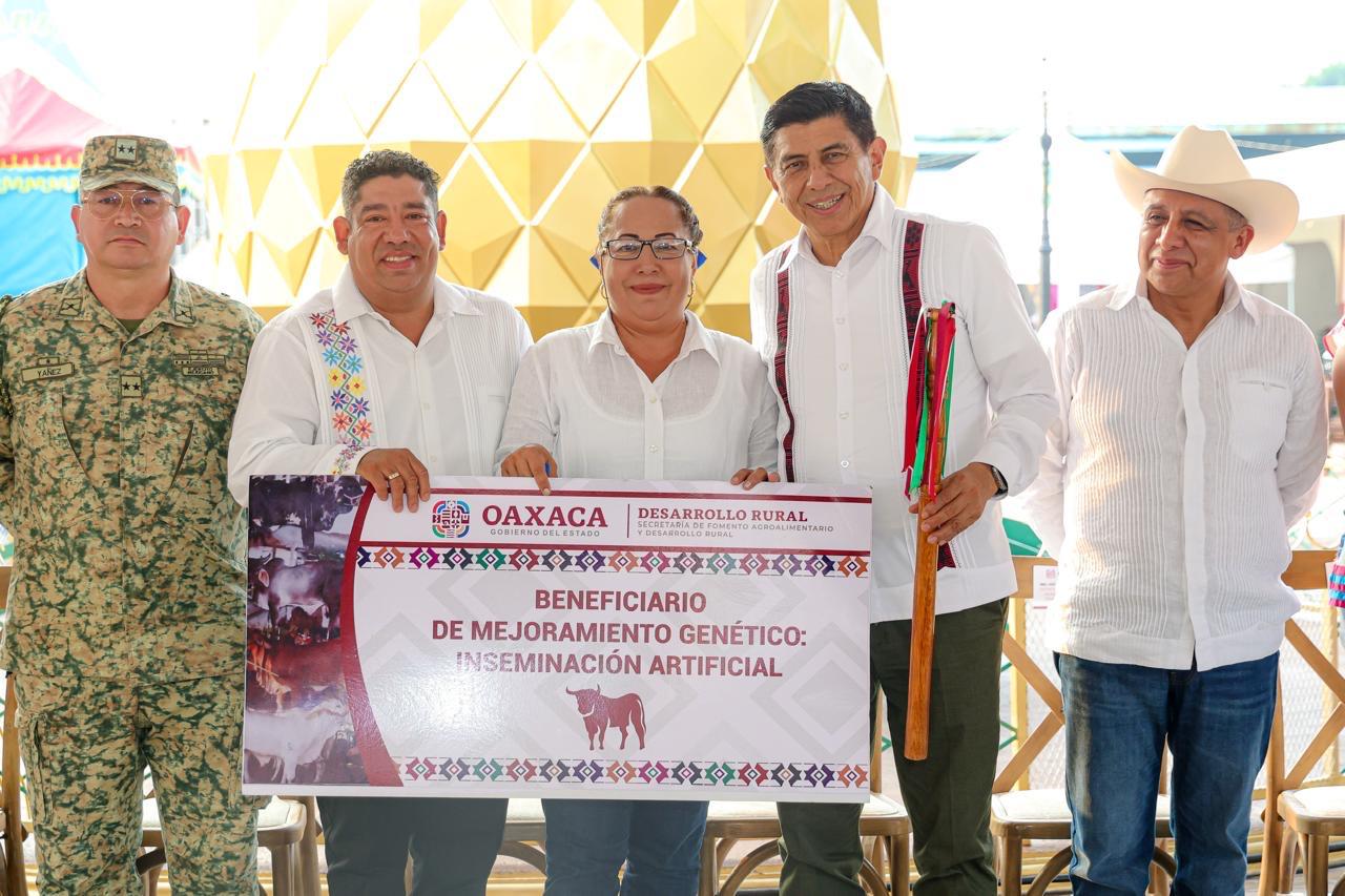Otorga Gobernador de Oaxaca apoyos por más de 10 mdp al campo y la ganadería de Loma Bonita