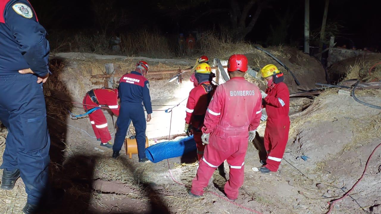 Trabajan Bomberos de Oaxaca en recuperación de cuerpos del interior de un pozo en Tezoatlán de Segura y Luna