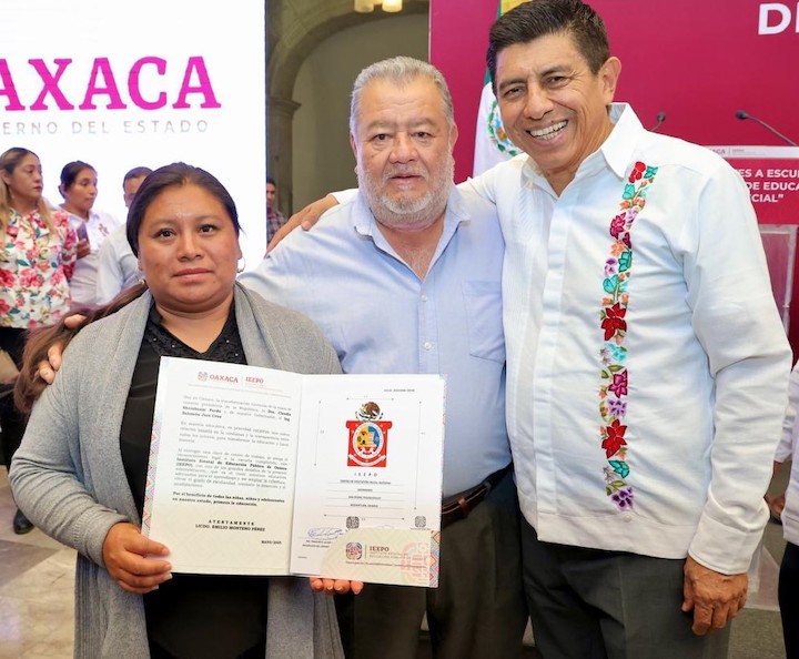 Entrega Salomón Jara 35 claves a instituciones de educación básica y especial