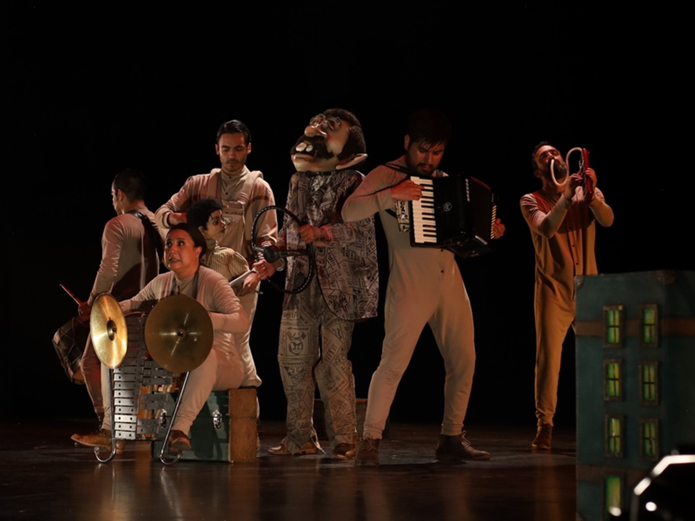 Más de mil personas disfrutaron la obra de teatro “A golpe de calcetín” en el teatro Macedonio Alcalá