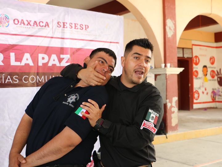 Capacita SESESP a topiles de Magdalena Teitipac
