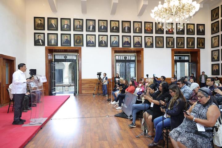 Despliega Gobernador de Oaxaca a todo su gabinete para labores de limpieza y entrega de ayuda en la Costa