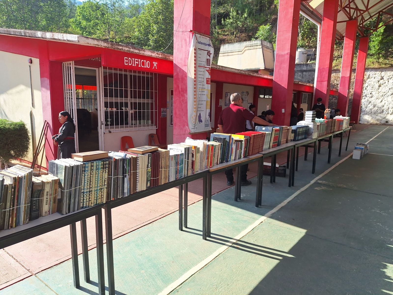 Recibe Cobao donación de 2 mil libros para fortalecer el hábito lector en Tamazulápam