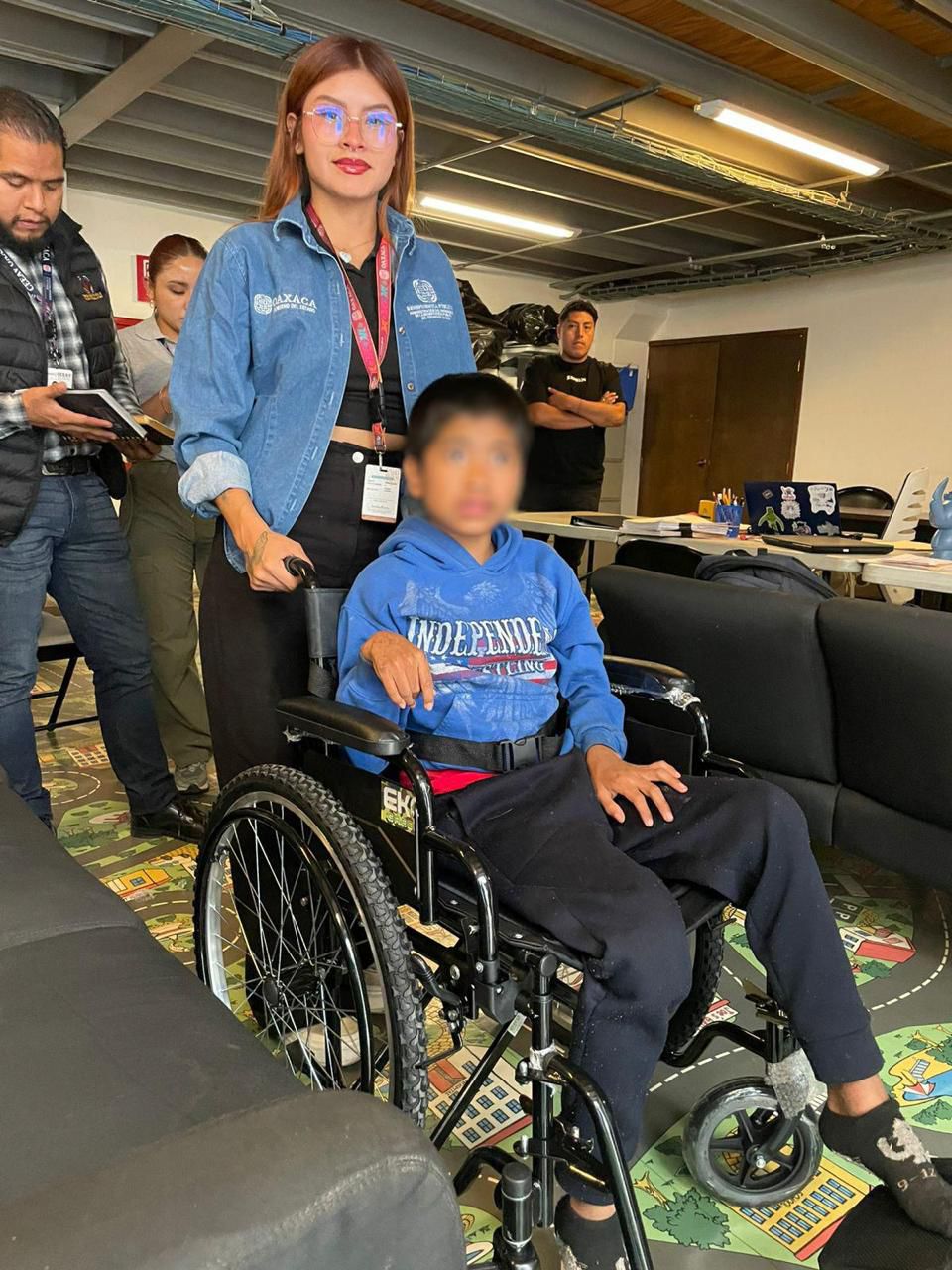 Entrega DIF Oaxaca silla de ruedas a adolescente de Santa María Pápalo