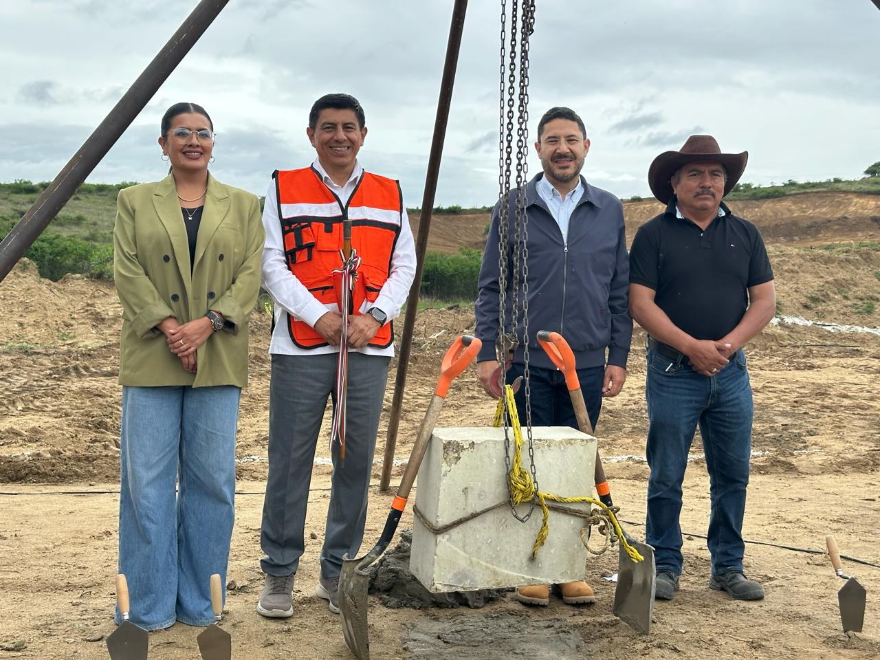 Avanzan Gobierno de Oaxaca e ISSSTE en construcción de nuevo Hospital Regional de Alta Especialidad con la colocación de la primera piedra
