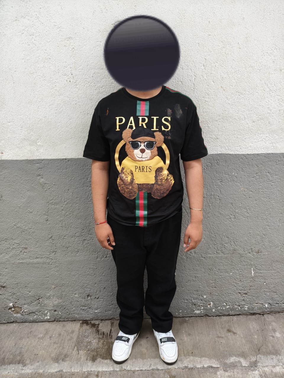 Detienen a hombre por posesión de ave en peligro de extinción