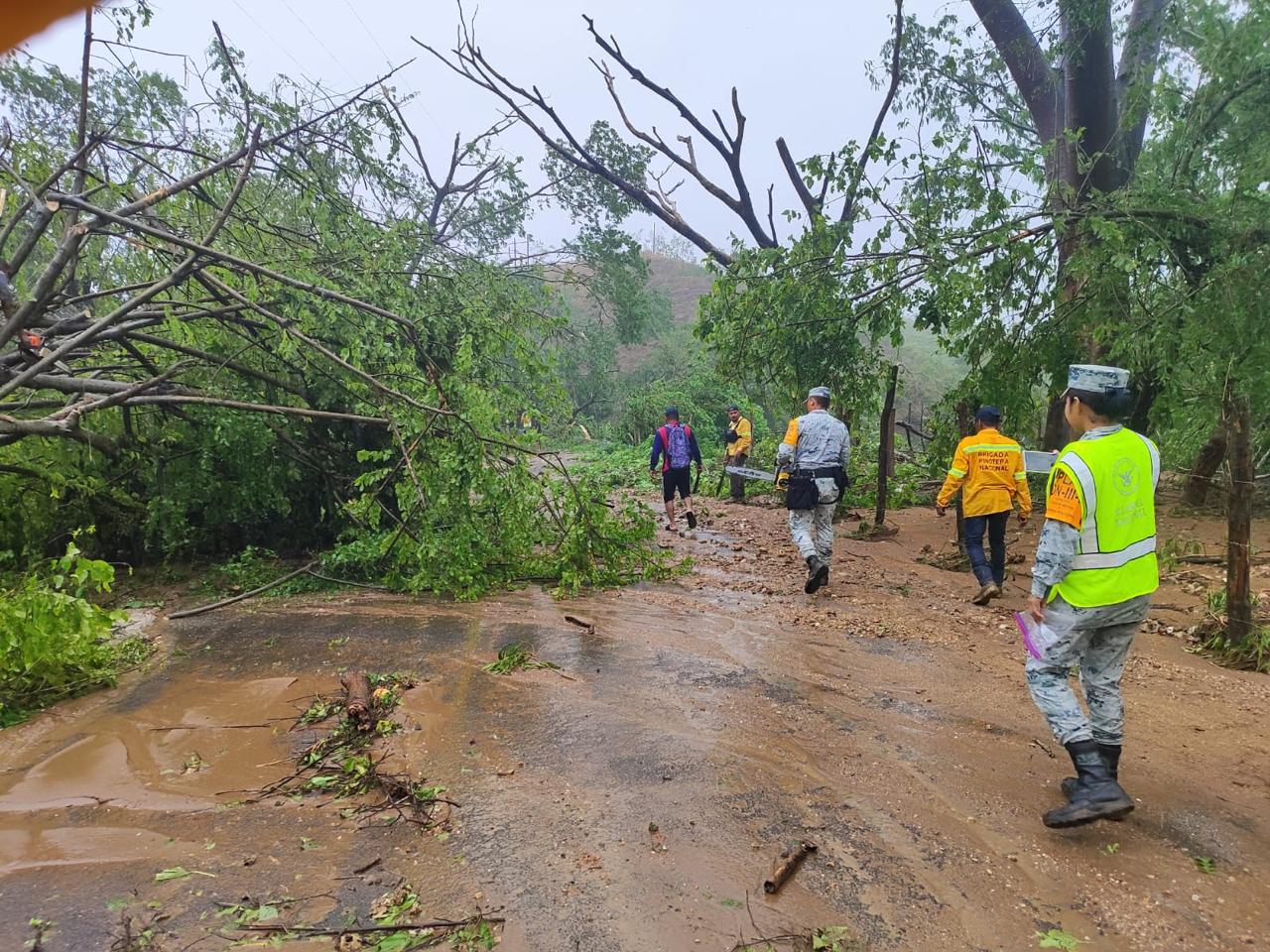 Realiza Coesfo limpieza y rehabilitación de caminos en Pinotepa Nacional por paso del huracán Erick