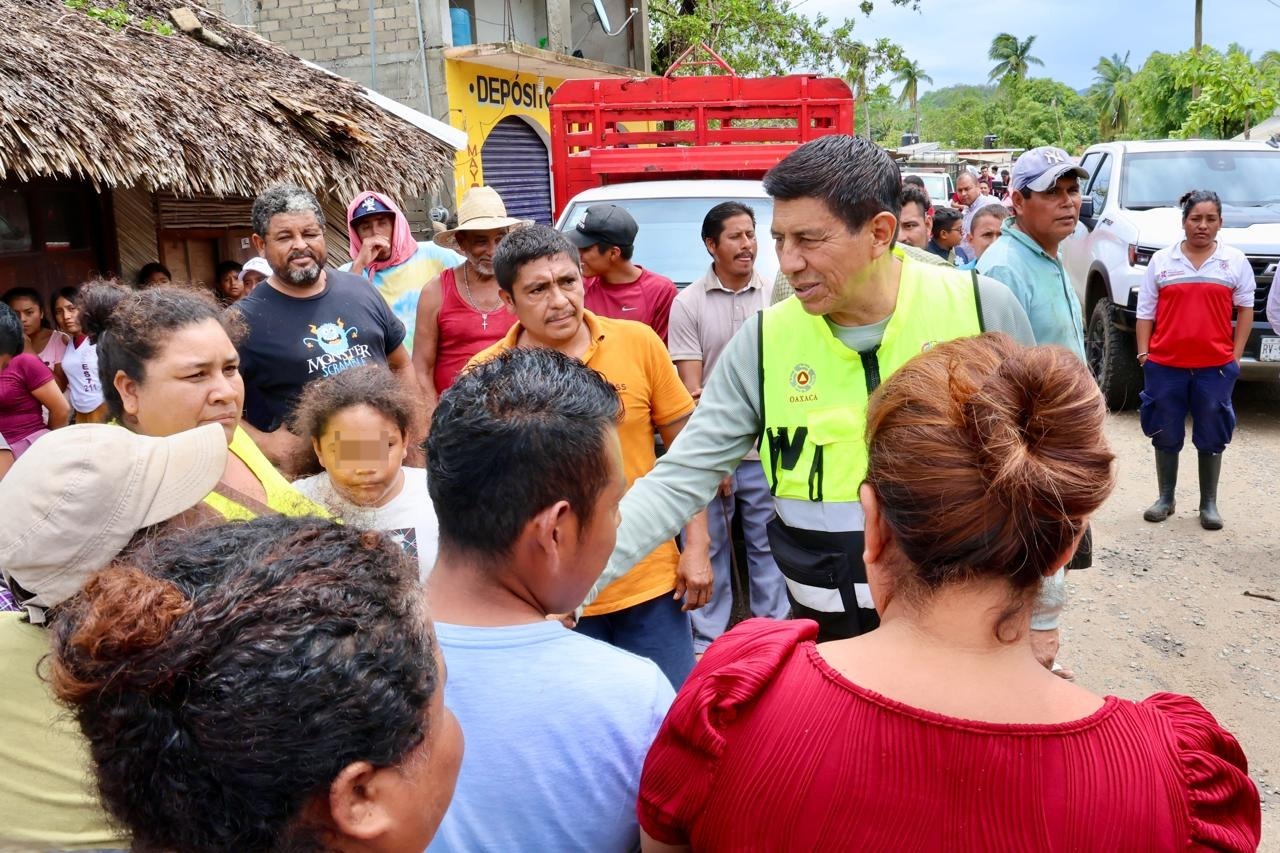 “No están solos, tienen todo el apoyo del Gobierno de Oaxaca”, expresa Salomón Jara a damnificados de Villa de Tututepec