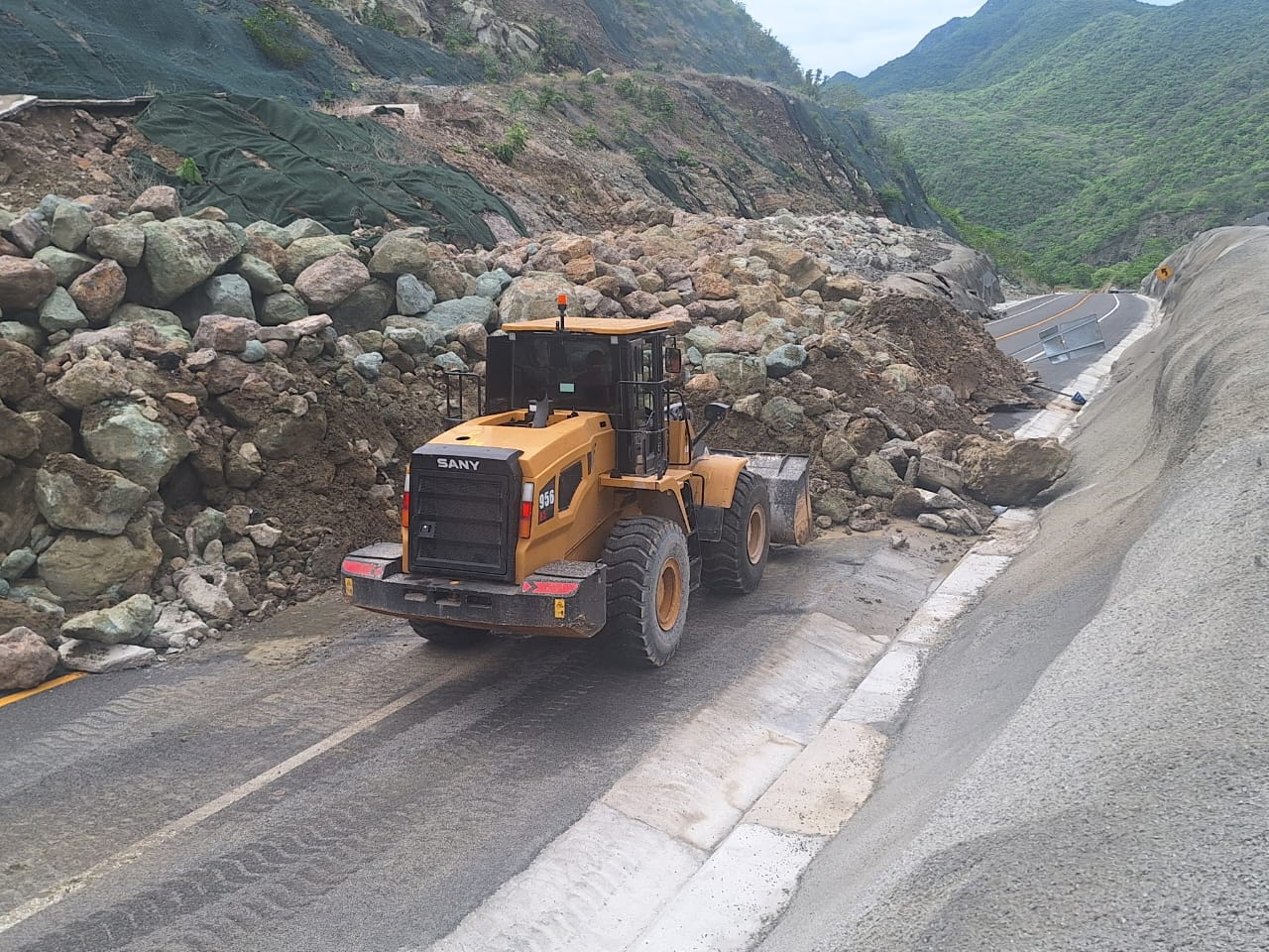 Autopista Mitla – Tehuantepec 190 D continúa cerrada a la circulación por derrumbes en diferentes puntos