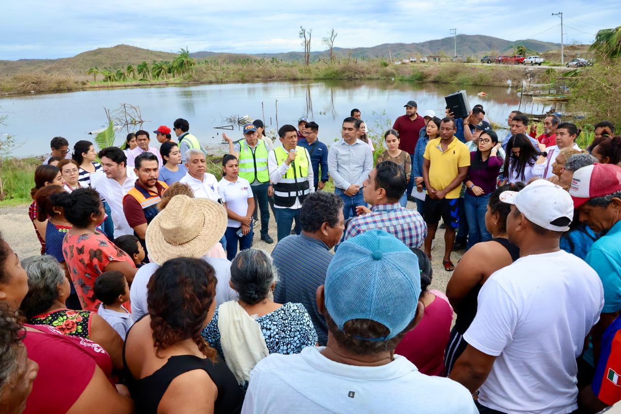 En recorrido por zona afectada al paso de huracán «Erick», Salomón Jara brinda atención directa a comunidades