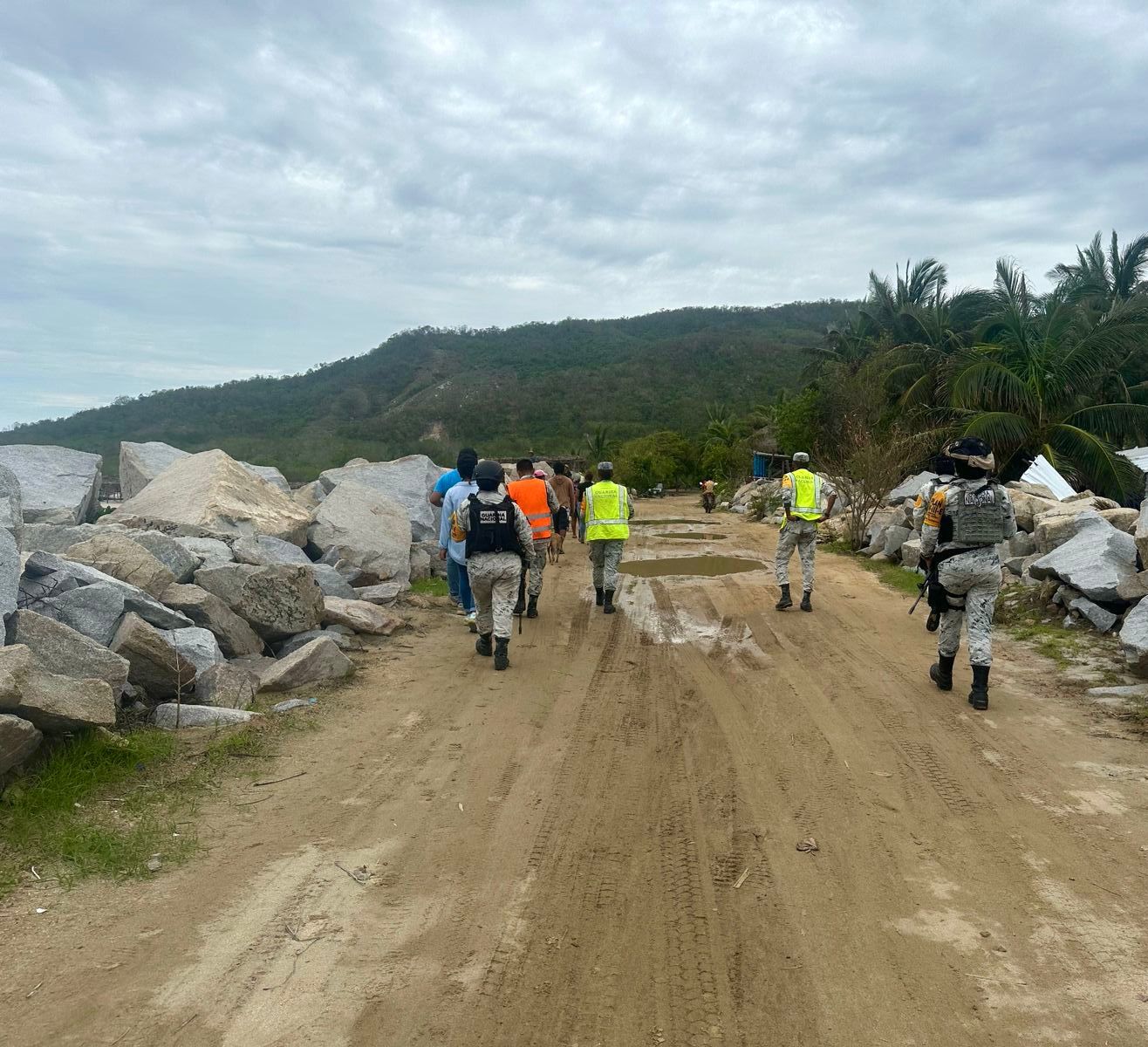 Refuerzan apoyo a Chacahua Isla tras paso del huracán Erick