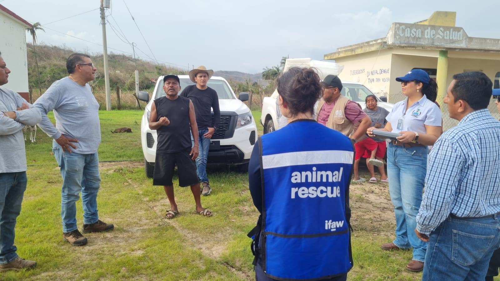 Coordina Secretaría de Medio Ambiente atención veterinaria en comunidades afectadas por el huracán Erik