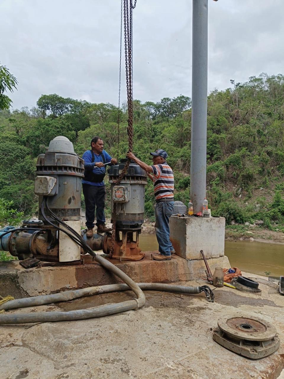 Con la reactivación del sistema de Pinotepa Nacional, Ceabien avanza en la distribución de agua potable en la zona afectada por Erick