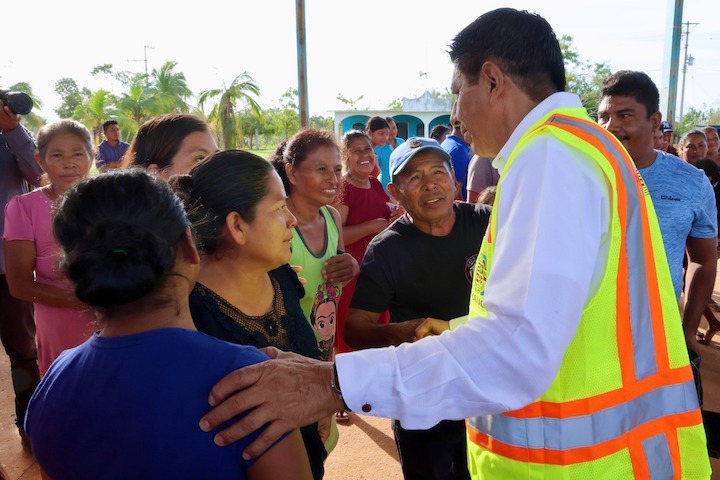 La Costa está de pie, supervisa Salomón Jara distribución de ayuda a comunidades afectadas por “Erick”