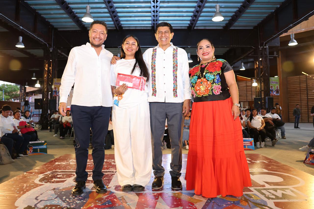 Por segundo año, Salomón Jara cumple a juventudes oaxaqueñas, entrega tarjetas de Mi Primera Chamba