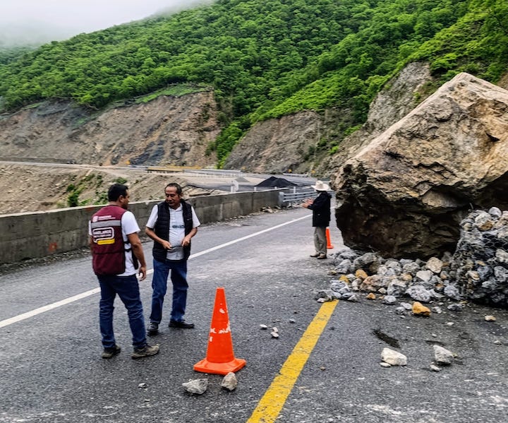 Sin interrupciones, continúan trabajos para rehabilitación del paso en autopista Mitla-Tehuantepec: Sego