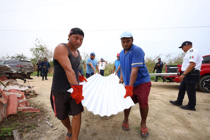 Entrega SIC láminas para reparar techumbres afectadas por Erick en la Costa