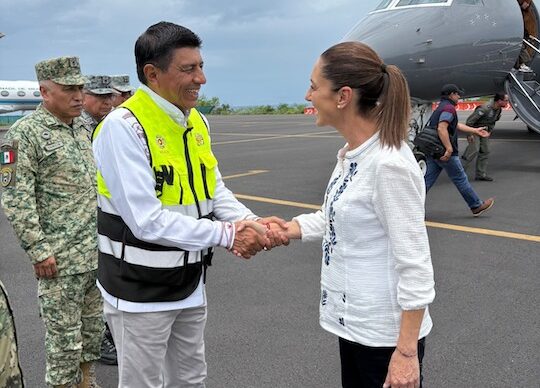 Realizan Claudia Sheinbaum y Salomón Jara sobrevuelo de evaluación en Oaxaca tras impacto del huracán Erick
