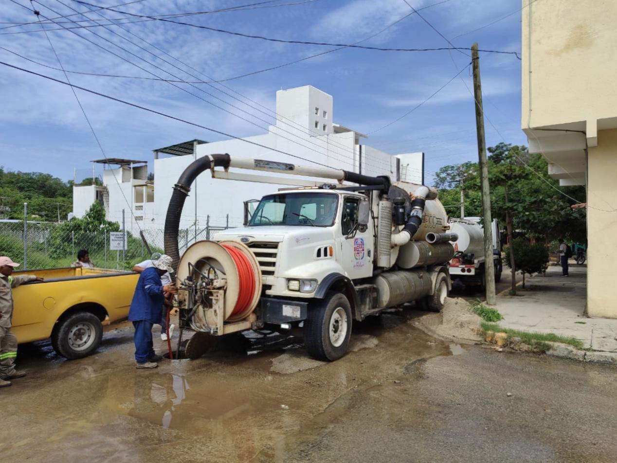 Desazolve preventivo en Huatulco protege a decenas de familias de posibles inundaciones