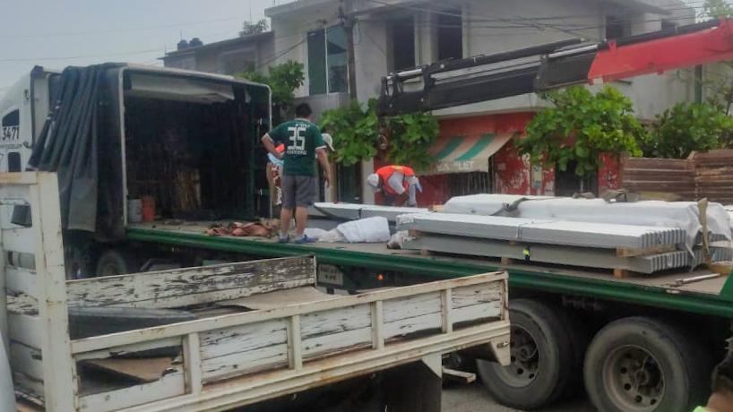 Refuerza Gobierno de Oaxaca acciones de apoyo en la Costa; entregan láminas a familias damnificadas por huracán Erick