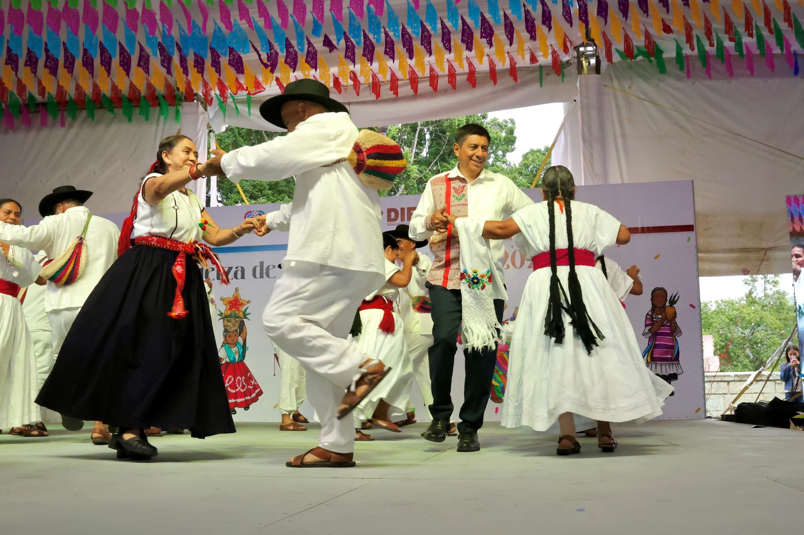 Orgullo y tradición comparten las personas mayores en la Guelaguetza “Toz Nakchho”