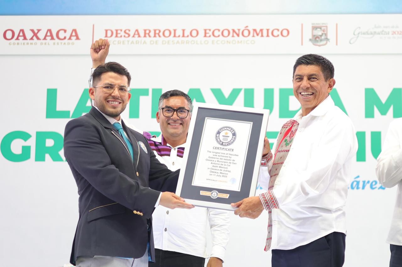 Rompe Oaxaca Récord Guinness con la línea de tlayuda más grande del mundo