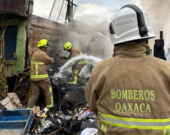 Controlan Bomberos de Oaxaca incendio en basurero clandestino en San Francisco Lachigoló