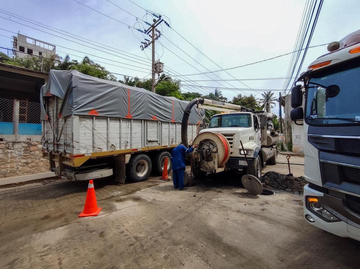 Da Ceabien mantenimiento al sistema de drenaje sanitario con equipo especializado en Santa María Colotepec
