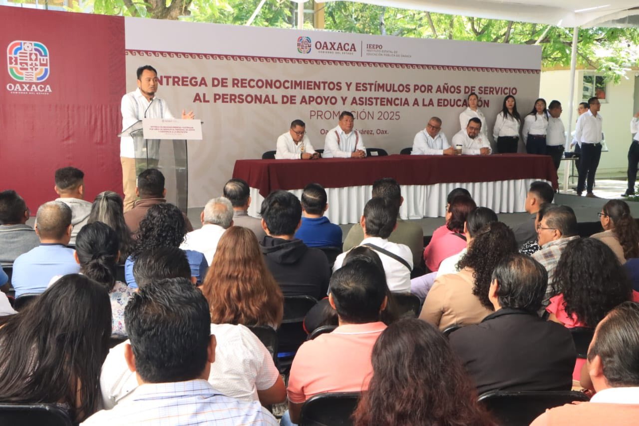 Entrega IEEPO 2 mil 238 reconocimientos por años de servicio a Personal de Apoyo y Asistencia a la Educación