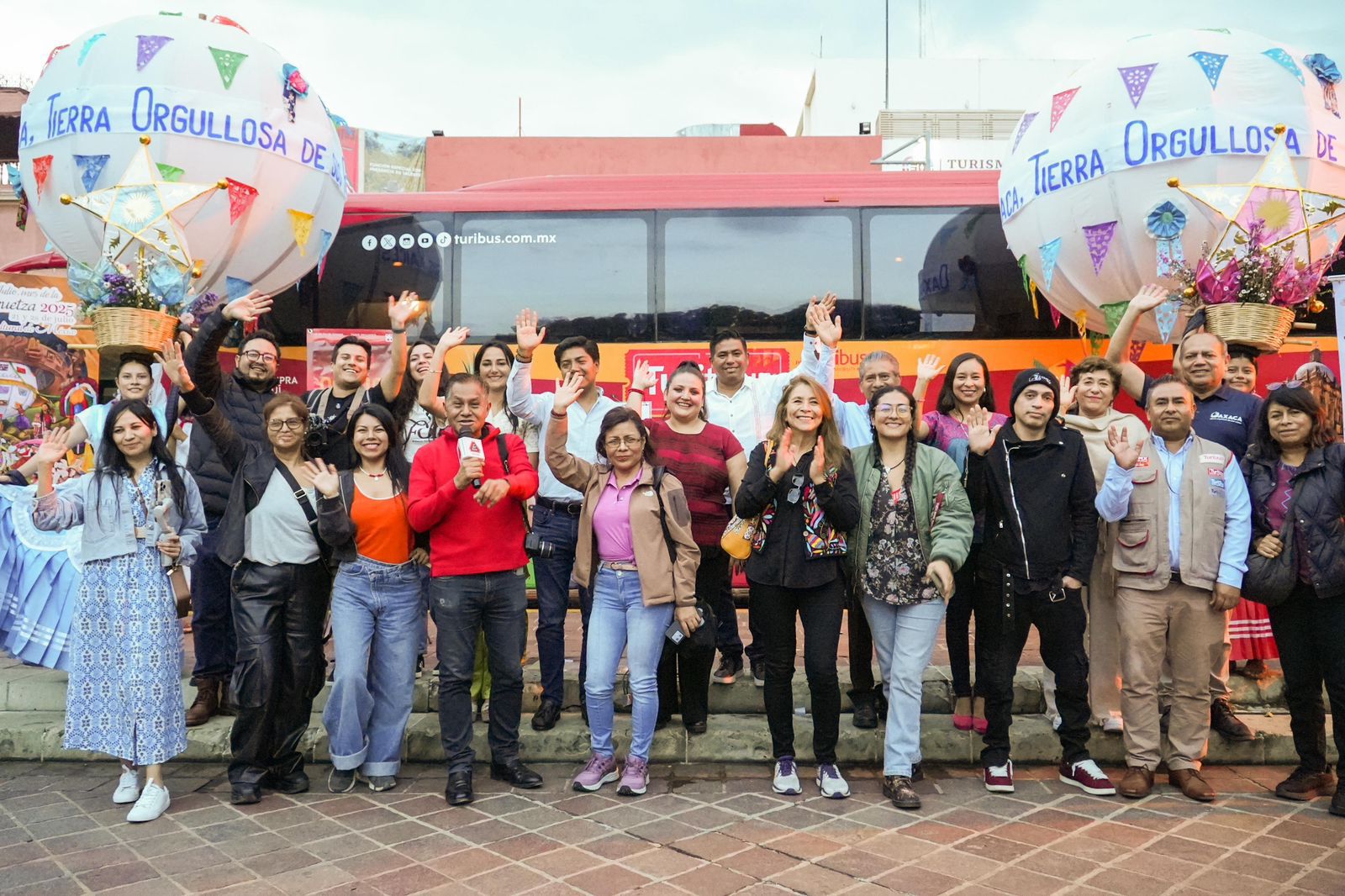 Arriba primer viaje del Turitour Oaxaca a la capital del estado
