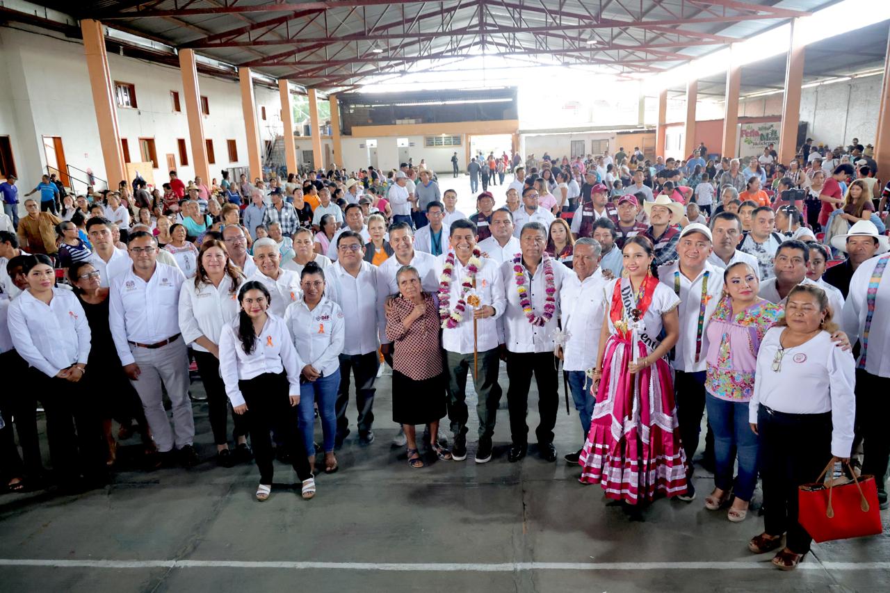 Invierte Gobernador de Oaxaca en obras para mejorar escuelas de San Pablo Huixtepec