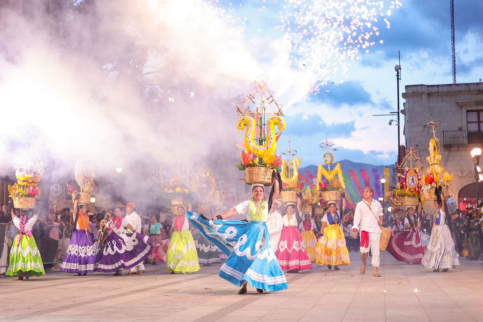 Desborda algarabía, música y folclor por las calles con el segundo Desfile de Delegaciones de la Guelaguetza 2025
