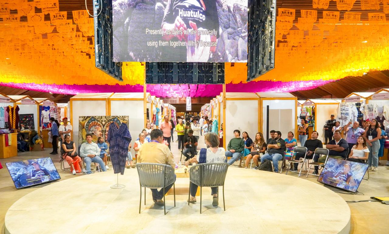 Destacan manejo y conservación del caracol púrpura como tinte natural en Expo Feria Artesanal 2025