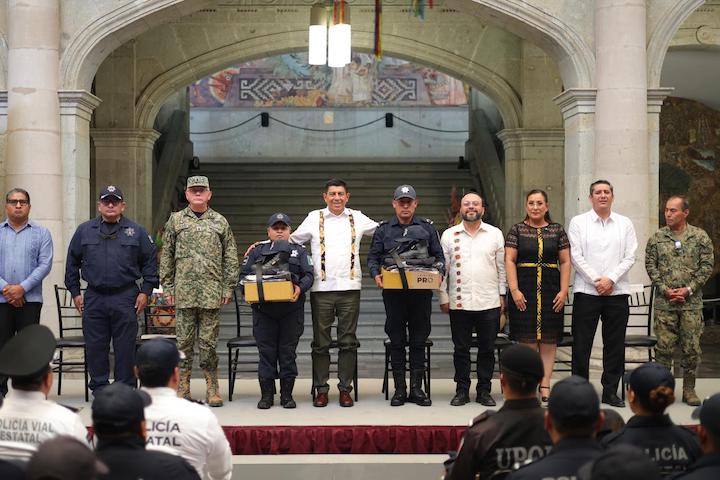 Entrega Salomón Jara más de 6 mil nuevos uniformes a elementos de seguridad pública