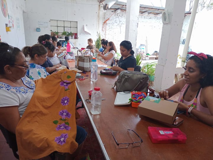Impulsa Icapet rescate de bordados en Teotitlán de Flores Magón a través de la capacitación