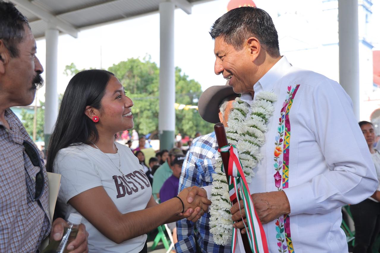 Apuesta Salomón Jara por la infraestructura educativa de San Agustín Amatengo