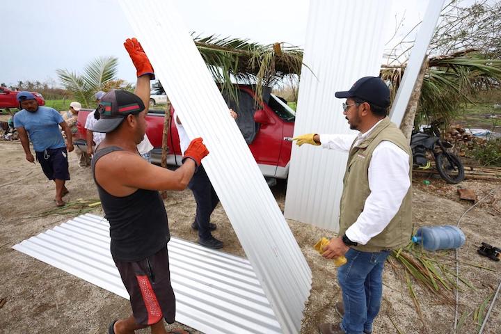 Entrega SIC más de 12 mil láminas a personas afectadas por Erick para poner a la Costa de pie