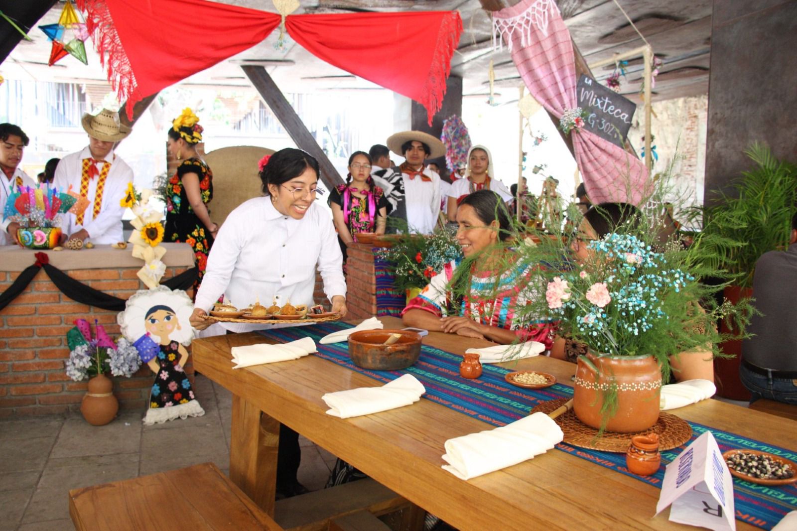 Estudiantes de la UTVCO celebran la riqueza culinaria oaxaqueña a través de “Compartiendo la mesa”