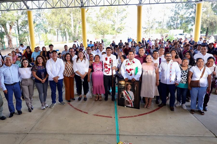 Cumple Salomón Jara construcción de pisos firmes que mejoran calidad de vida de familias en Magdalena Ocotlán