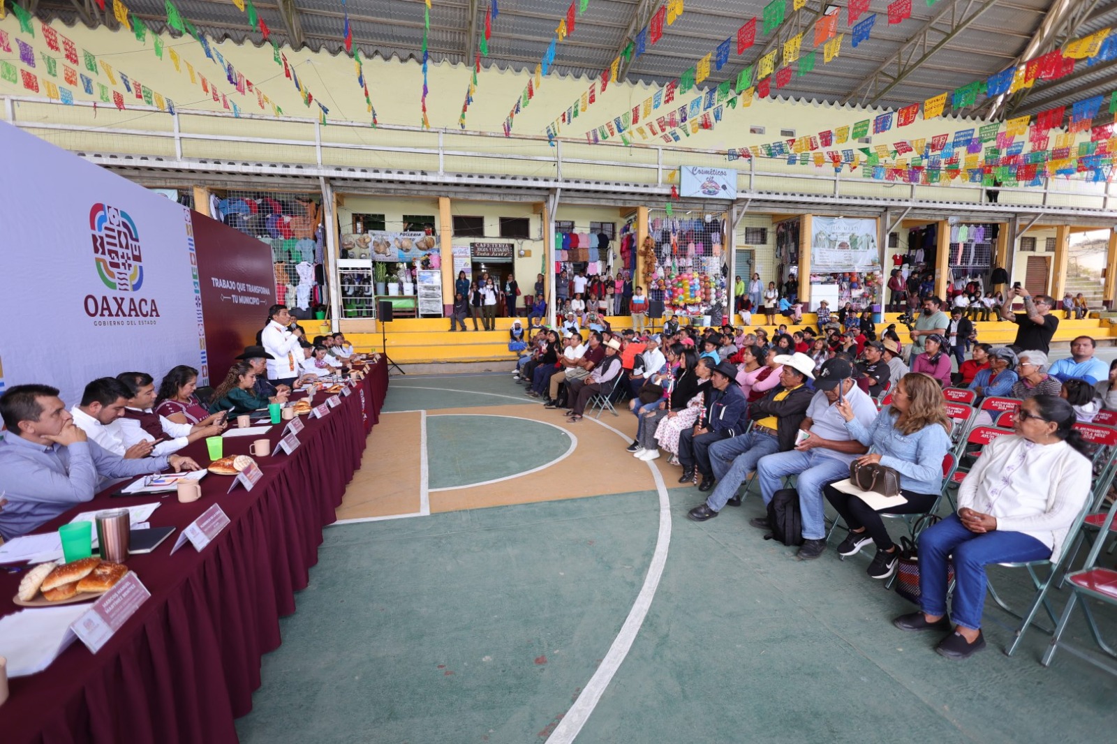 Compromisos cumplidos, expone Salomón Jara respaldos para San Pedro y San Pablo Ayutla
