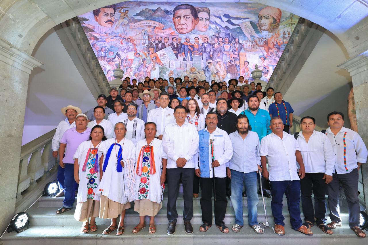 Inicia Gobernador Salomón Jara proceso para registro y protección del diseño de huaraches de Yalálag