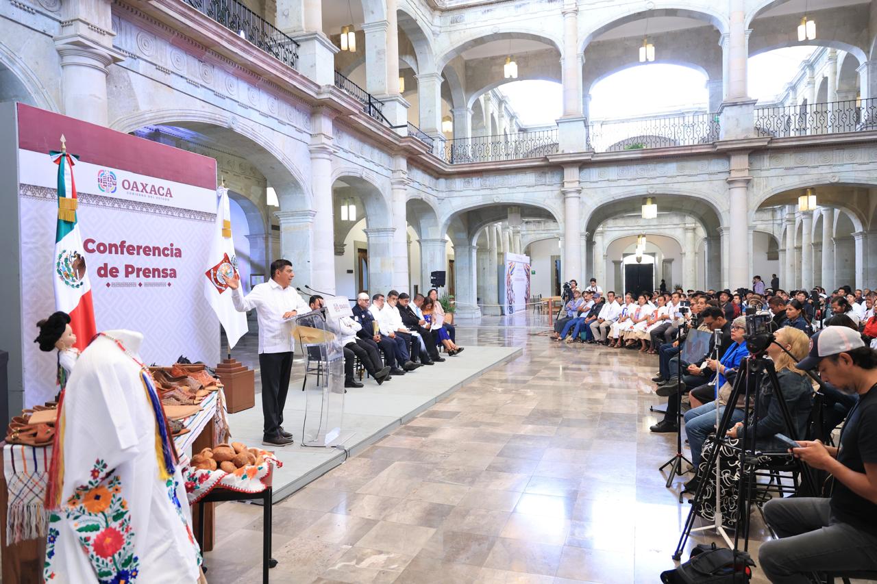 Acompaña Salomón Jara a Villa Hidalgo Yalalag en proceso de reparación tras plagio de diseño de huaraches