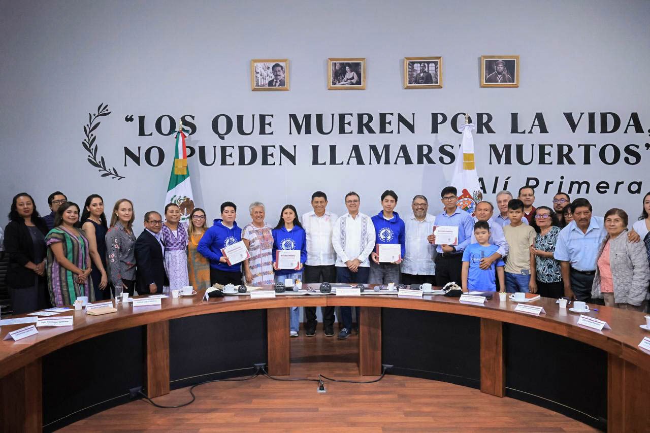 Reconoce Salomón Jara mérito académico y compromiso social de las y los jóvenes oaxaqueños